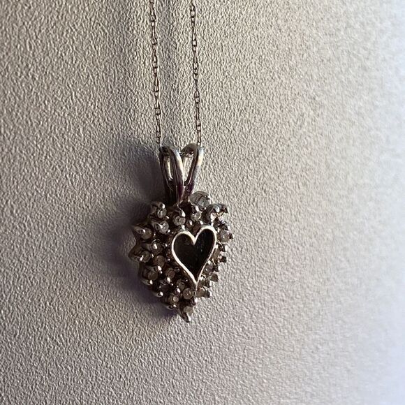 💛 Vintage 10k White Gold Diamond Heart Necklace - Picture 4 of 6